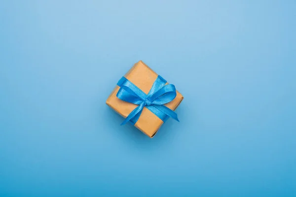 Caja Regalo Con Cinta Sobre Fondo Azul —  Fotos de Stock