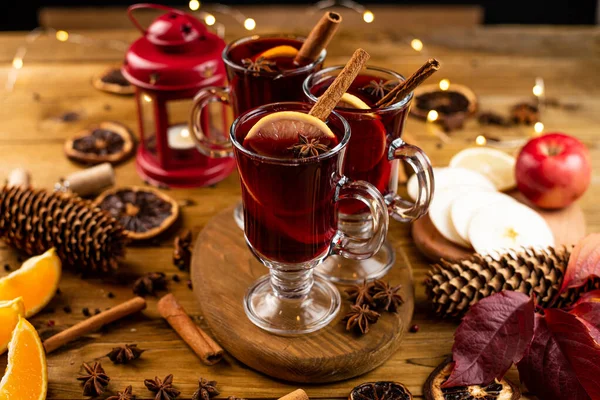 Vin Chaud Avec Des Épices Sur Fond Sombre Boisson Classique — Photo