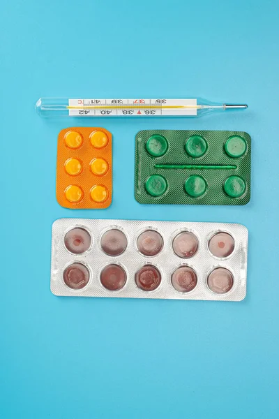 Tabletták Különböző Színekben Feküdt Kék Háttér Színes Antibakteriális Tabletták Gyógyszerkapszula — Stock Fotó