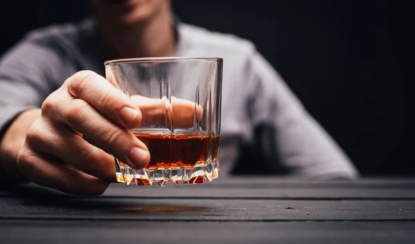 Pijany Człowiek Szklanką Drinka Barze Problem Alkoholizmu — Zdjęcie stockowe
