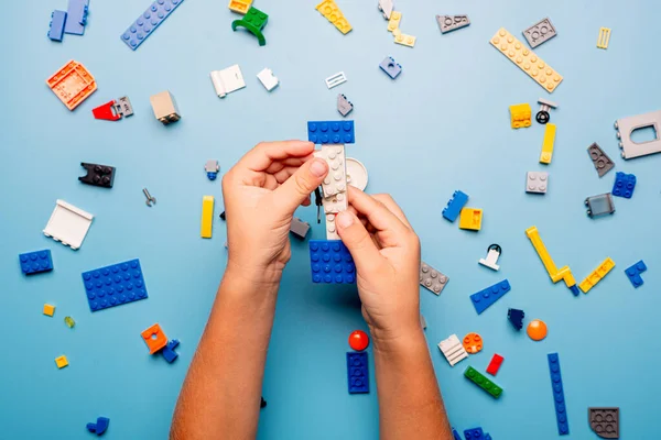 Close Mãos Criança Brincando Com Lotes Blocos Plástico Coloridos Miúdo — Fotografia de Stock