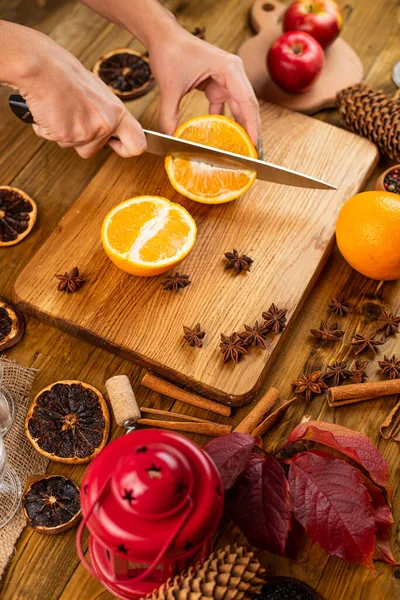 Vrouwelijke Handen Snijden Sinaasappel Snijden Citrusvruchten Mes Houten Snijplank Sappers — Stockfoto