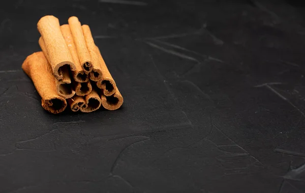 Canela Sobre Fondo Madera Negro — Foto de Stock