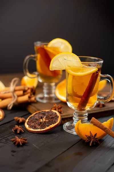 Tarçınlı çay, limon ve diğer baharatlar masada duruyor.