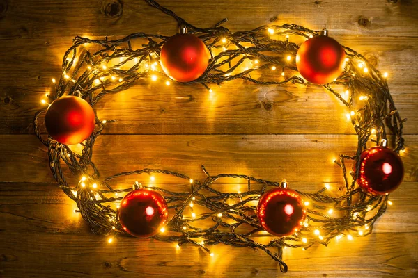Χριστούγεννα Φόντο Φώτα Και Γιρλάντα Ξύλινο Τραπέζι — Φωτογραφία Αρχείου