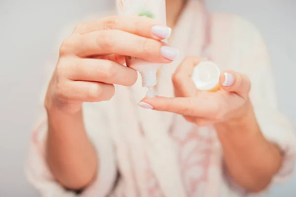 Chica Unta Las Manos Con Crema Uso Casero Crema Manos — Foto de Stock