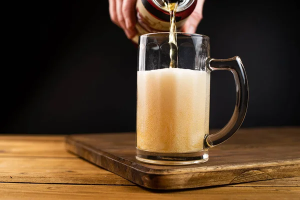 Glas Bier Einer Bar Auf Schwarzem Hintergrund — Stockfoto