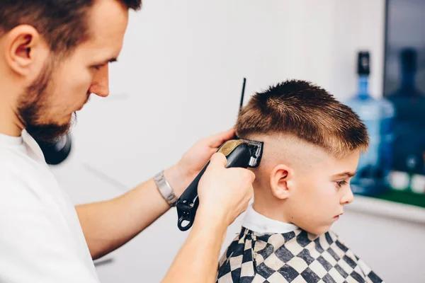 Jovem Barbeiro Fazendo Corte Cabelo Menino Bonito Salão — Fotografia de Stock