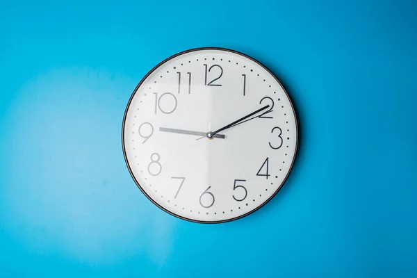 Klasik Duvar Saati Tasarımı Mavi Arka Planda Beyaz Saat Var — Stok fotoğraf