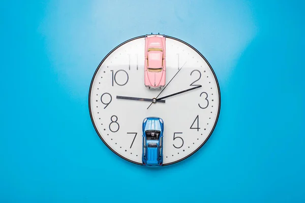 Dwa Zabawki Wielkim Zegarze Koncepcja Wynajem Samochodów — Zdjęcie stockowe