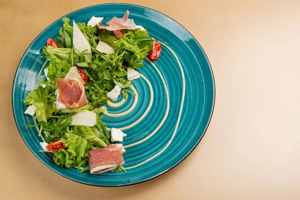 Heerlijke Italiaanse Salade Met Mozzarella Bufala Ham — Stockfoto