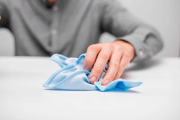 打扫房子 男人用抹布擦拭轻薄的表面 — 图库照片