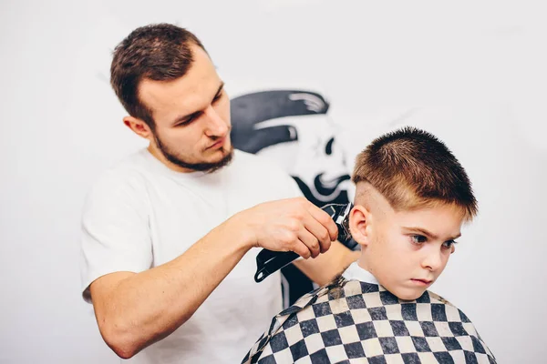 Jovem Barbeiro Fazendo Corte Cabelo Menino Bonito Salão — Fotografia de Stock