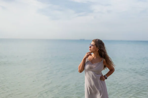 Красивая Молодая Женщина Отдыхает Пляже — стоковое фото