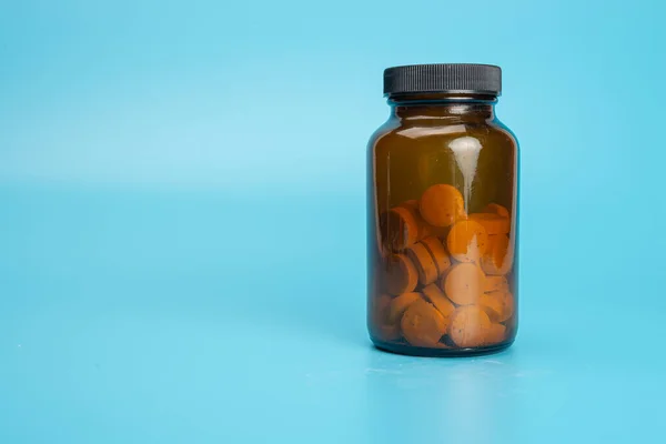 Pilules Médecine Dans Pot Verre Sur Fond Bleu — Photo