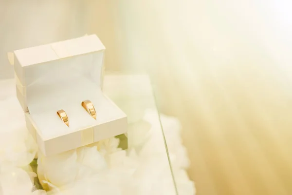 Anillos Boda Caja Cerca Con Fondo Borroso —  Fotos de Stock