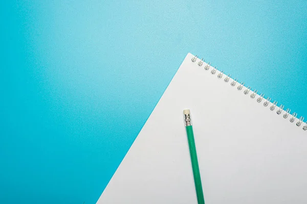 Notebook Tollal Ceruzával Zöld Háttér — Stock Fotó