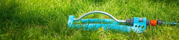 Otomatis Menyiram Rumput Hijau Taman Sprinkler Pada Musim Panas Cerah — Stok Foto