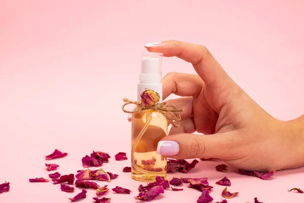 Vrouw Houdt Natuurlijke Cosmetica Hand Fles Met Natuurlijke Cosmetica Een — Stockfoto