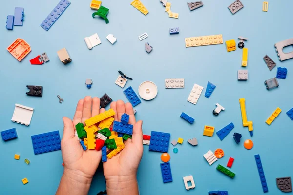 Close Mãos Criança Brincando Com Lotes Blocos Plástico Coloridos Miúdo — Fotografia de Stock