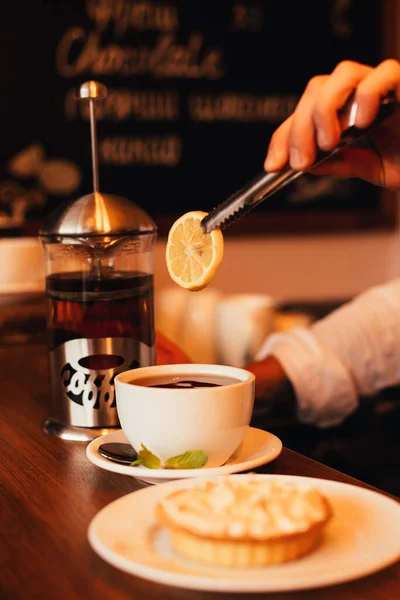 Thee Zetten Een Café Een Scheutje Citroen Een Druppel Citroen — Stockfoto