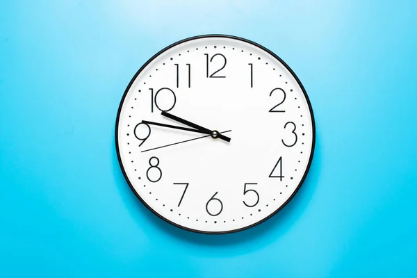 Klasik Duvar Saati Tasarımı Mavi Arka Planda Beyaz Saat Var — Stok fotoğraf