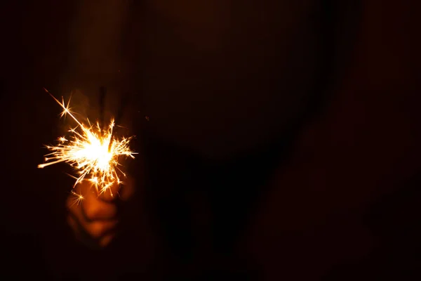 Dynamische Urlaubspostkarte Ein Fröhlicher Junge Hält Ein Entzündetes Feuerwerk Auf — Stockfoto