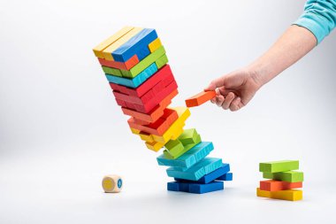 Beyaz arkaplanda izole edilmiş renkli tahta oyun blokları