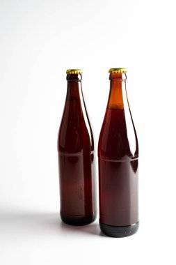 Beyaz arka planda izole edilmiş bir şişe bira.