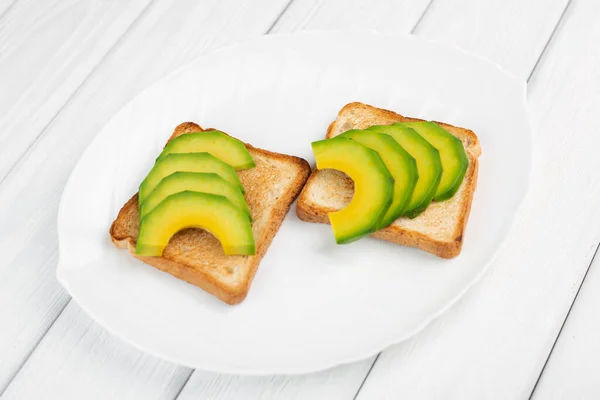 Tostadas Con Aguacate Sobre Fondo Madera Blanca — Foto de Stock