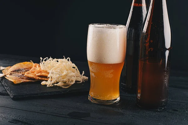 Bier Und Trockenfisch Auf Einem Dunklen Holztisch Bier Und Bierjause — Stockfoto