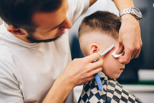 Cabeleireiro Barbearia Pequeno Menino Sentado Uma Cadeira — Fotografia de Stock