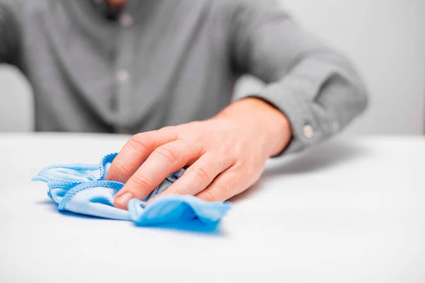 Reinigung Des Hauses Ein Mann Wischt Mit Einem Lappen Eine — Stockfoto