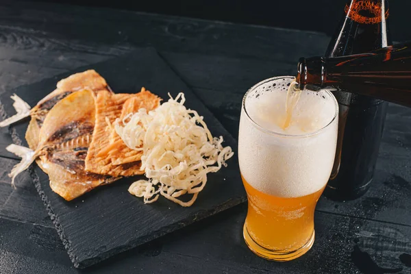 Bier Und Trockenfisch Auf Einem Dunklen Holztisch Bier Und Bierjause — Stockfoto