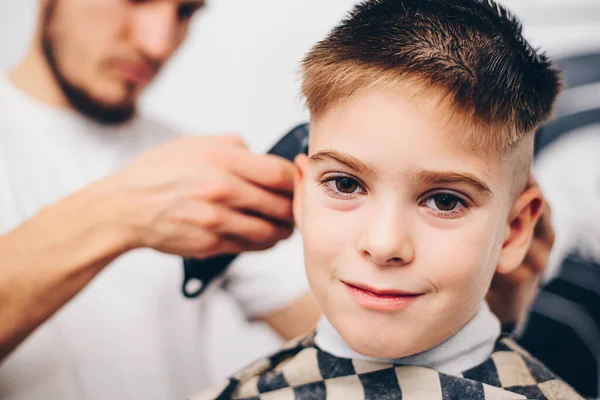 Peluquero Aseo Lindo Niño Peluquería —  Fotos de Stock