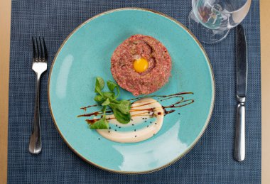 Tabakta tabak var. Restoranda nefis yemekler var..