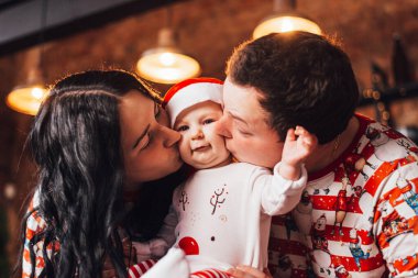 Noel hediyeli mutlu bir aile.