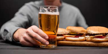 Adam işten sonra barda bira içiyor..