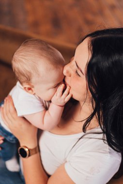 Annesinin kollarında mutlu anne ve bebek