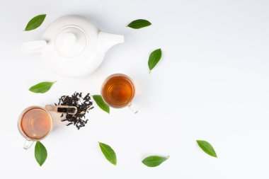 Beyaz arkaplanda yeşil çay