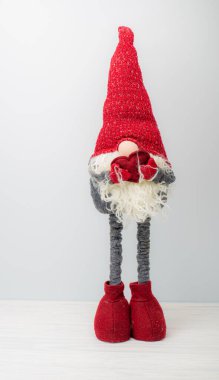 Noel süsleri ve Noel Baba şapkalı elfler.