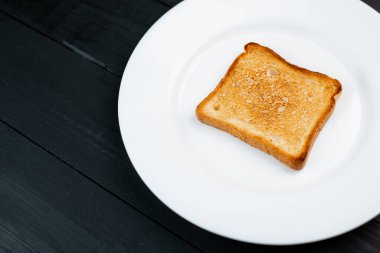 Ekmeği siyah ahşap zeminde kızart.