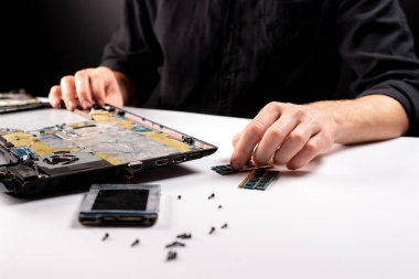 Mühendis bilgisayarı tamir eder, sabit disliği değiştirir.