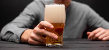 Bir bardak bira tutan adam, yaklaşın.