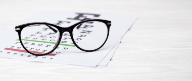 Görüş, gözlük ve lensler için arka planda düzeltme masası, üst görünüm. Oftalmolog aksesuarları.