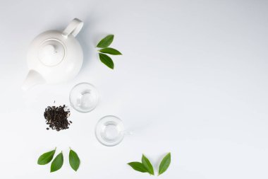 Beyaz arkaplanda iki bardak çaydanlık