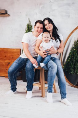 Mutlu aile stüdyoda.