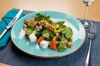 Sebzeli lezzetli salata.