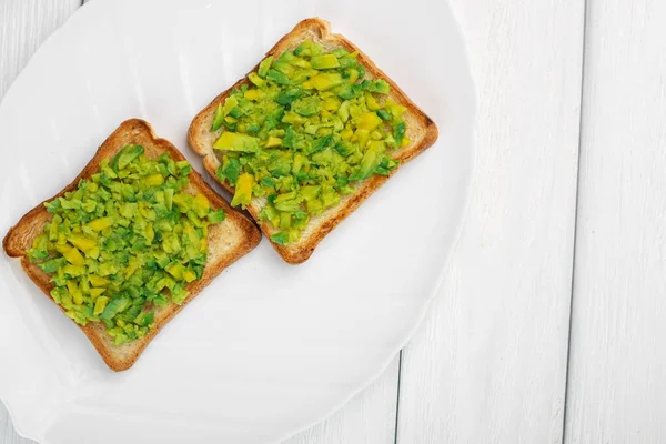 Toasturi Avocado Fundal Din Lemn Alb — Fotografie, imagine de stoc