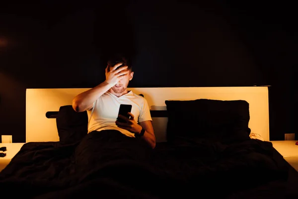 Junger Mann Entspannt Sich Mit Smartphone Bett — Stockfoto